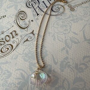 Elegant Gold Shell Pendant Necklace